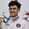 Atlet panjat tebing putra Indonesia Veddriq Leonardo berpose dengan medali emasnya usai menjuarai nomor speed putra Olimpiade Paris 2024 di Le Bourget Climbing Venue, Paris, Prancis, Kamis (8/8/2024). (ANTARA FOTO/WAHY PUTRO A)