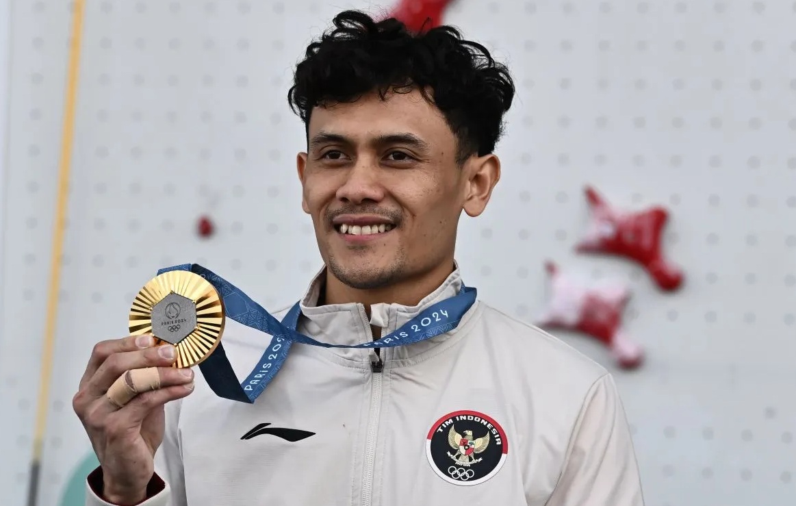 Atlet panjat tebing putra Indonesia Veddriq Leonardo berpose dengan medali emasnya usai menjuarai nomor speed putra Olimpiade Paris 2024 di Le Bourget Climbing Venue, Paris, Prancis, Kamis (8/8/2024). (ANTARA FOTO/WAHY PUTRO A)