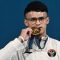 Lifter Indonesia Rizki Juniansyah berpose dengan medali emasnya usai upacara pengalungan medali kelas 73 kg putra Olimpiade Paris 2024 di South Paris Arena, Paris, Prancis, Kamis (8/8/2024).  (ANTARA FOTO/Wahyu Putro A/pras)