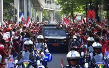 Masyarakat menyambut antusias arak-arakan peserta Kirab Bendera Merah Putih dan Teks Proklamasi saat melintasi kawasan Monas, Jakarta Pusat, Sabtu (10/8/2024). (Sekretariat Presiden)