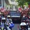 Masyarakat menyambut antusias arak-arakan peserta Kirab Bendera Merah Putih dan Teks Proklamasi saat melintasi kawasan Monas, Jakarta Pusat, Sabtu (10/8/2024). (Sekretariat Presiden)
