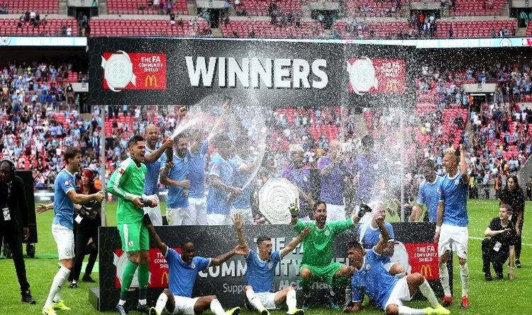Manchester City menjuarai Community Shield 2024 setelah menaklukkan Manchester United lewat adu tendangan penalti 7-6 setelah bermain imbang 1-1 selama 90 menit