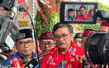 Ketua DPP PDI Perjuangan Djarot Syaiful Hidayat saat memberikan keterangan kepada awak media di Kantor DPP PDIP, Jakarta, Selasa (13/8/2024). (Narda Margaretha Sinambela)