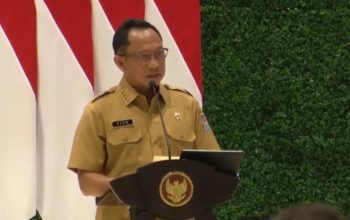 Mendagri Tito Karnavian memberikan laporan kepada Presiden Joko Widodo di Istana Negara, IKN, Kalimantan Timur, Selasa (13/8/2024).