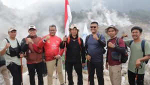 Makna Pj Bupati Bogor Kibarkan Bendera Merah Putih di Kawah Ratu Gunung Salak