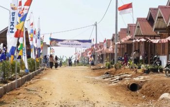 Sebanyak 129 unit hunian tetap (huntap) yang berada di Kampung Haji BPKH merupakan bantuan dari BPKH dan DT Peduli diserahkan kepada penyintas bencana pergerakan tanah di Kampung Gunungbatu, Desa Kertaangsana, Kecamatan Nyalindung, Kabupaten Sukabumi, Jabar pada Rabu (14/8/2024).