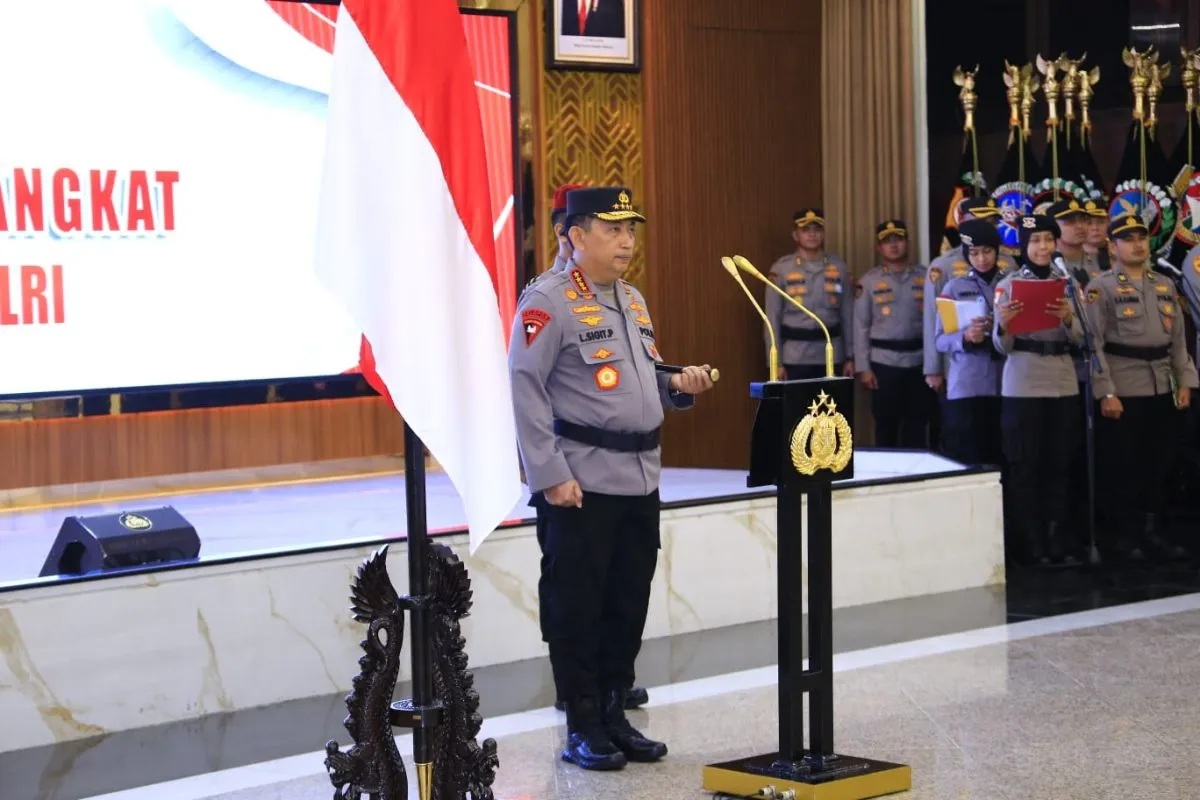 Kapolri Jenderal Polisi Listyo Sigit Prabowo memimpin Korps Raport atau upacara kenaikan pangkat 16 perwira tinggi (Pati) Polri di Gedung Rupattama Mabes Polri, Jakarta, pada Kamis (15/8/2024). (Divisi Humas Polri)