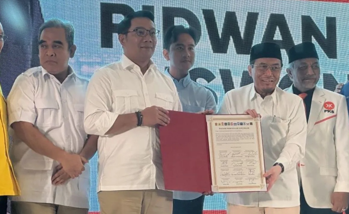 Bakal Pasangan Calon Gubernur dan Wakil Gubernur Jakarta Ridwan Kamil (kedua kiri) dan Suswono (kedua kanan) bersama calon wapres terpilih pada Pemilu 2024 Gibran Rakabuming Raka (tengah), Sekjen Gerindra Ahmad Muzani (kiri), dan Presiden PKS Ahmad Syaikhu berfoto bersama usai deklarasi di Hotel Sultan, Jakarta, Senin (19/8/2024). (Rio Feisal)