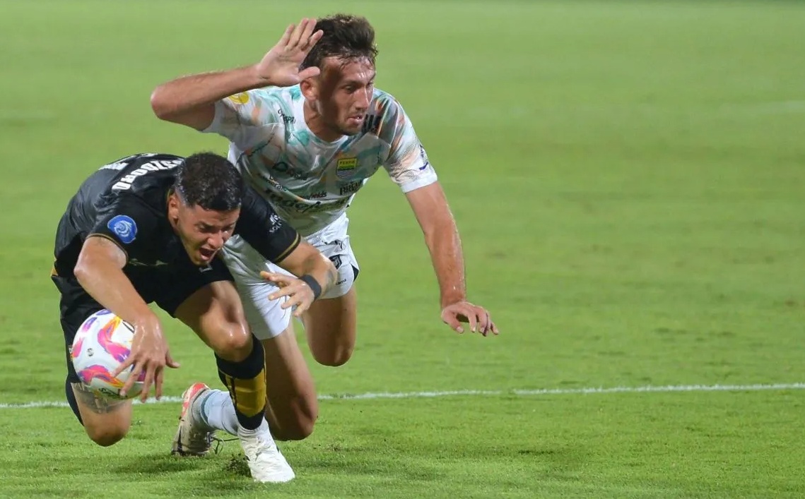 Pesepak bola Dewa United Alexis Messidoro (kiri) berebut bola dengan pesepak bola Persib Bandung Mateo Kocijan (kanan) saat pertandingan Liga 1 2024/2025 di Stadion Kapten I Wayan Dipta Gianyar, Bali, Senin (19/8/2024). (Fikri Yusuf)
