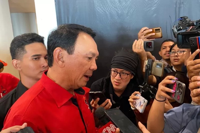 Politisi PDI Perjuangan Basuki Tjahaja Purnama atau Ahok saat ditemui usai Rakernas V PDI Perjuangan di Beach City International Stadium Ancol, Jakarta, Minggu (26/5/2024). (ANTARA/Fath Putra Mulya)