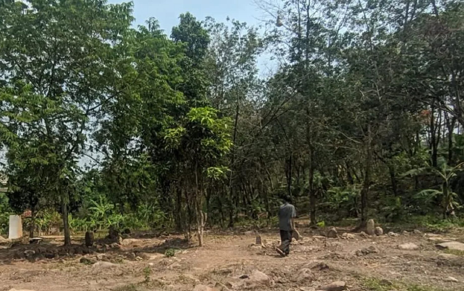 Lokasi penemuan puluhan makam keramat palsu yang berada di Kampung Baru, Desa Citepus, Kecamatan Palabuhanratu, Kabupaten Sukabumi, Jabar.