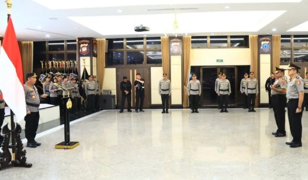 Kapolri Jenderal Pol. Listyo Sigit Prabowo memimpin upacara korps raport kenaikan pangkat sejumlah pati di Gedung Rupattama Mabes Polri, Jakarta, Jumat (23/8/2024). (Divisi Humas Polri)
