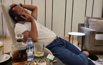 Viral di medsos sosok mirip Bahlil Lahadilia duduk di kursi sembari ditemani miras yang harganya mahal. (Platform X)