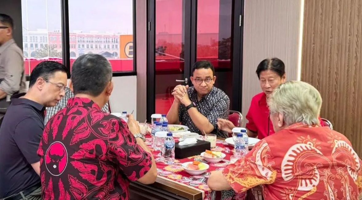 Mantan Gubernur DKI Jakarta Anies Baswedan dalam pertemuan di Kantor DPD PDIP Jakarta, Cakung, Jawa Timur, Sabtu (24/8/2024). (DPD PDIP Jakarta)