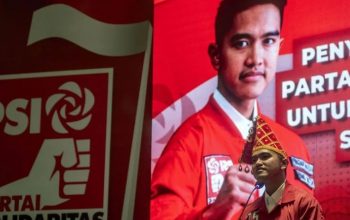 Ketua Umum Partai Solidaritas Indonesia (PSI) Kaesang Pangarep berpidato usai menyerahkan surat rekomendasi kepada sejumlah bakal pasangan calon kepala daerah se-Sulteng di Palu, Sulawesi Tengah, Senin (12/8/2024).