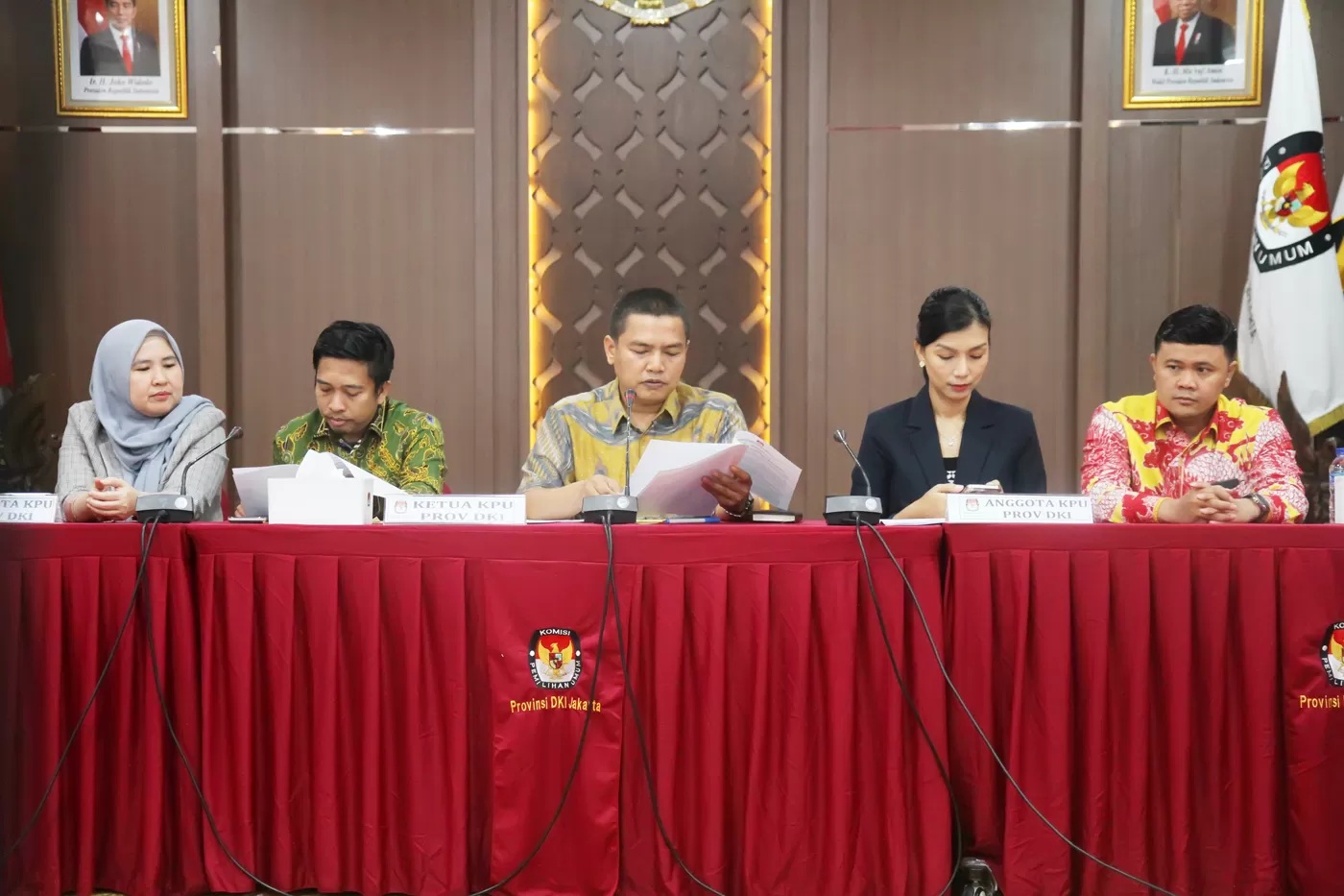 Ketua KPUD DKI Jakarta, Wahyu Dinata (tengah) memberikan keterangan pers di kantor KPU DKI Jakarta, Sabtu (24/8/2024). (Dery Ridwansah/ JawaPos.com)