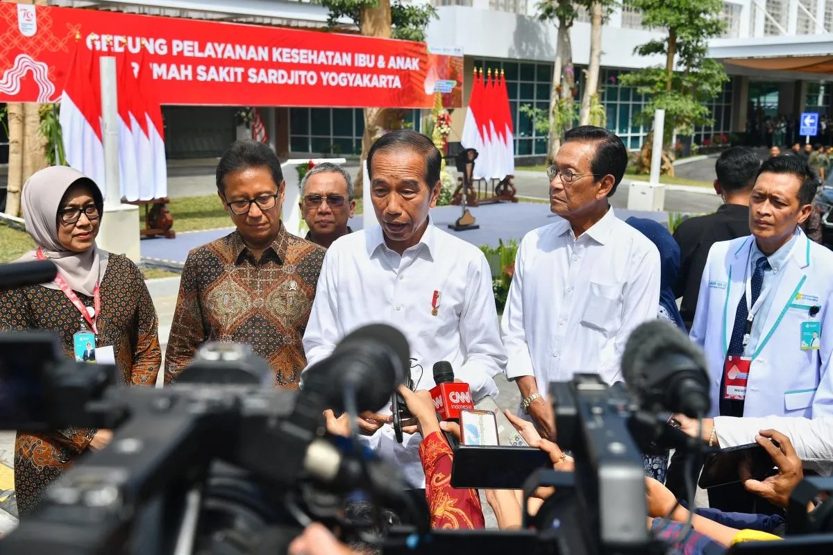 Presiden Joko Widodo memberi keterangan pers usai meresmikan Gedung Pelayanan Kesehatan Ibu dan Anak RS Sardjito Yogyakarta di Kabupaten Sleman, DIY, Rabu (28/8/2024). (Biro Pers Sekretariat Presiden)
