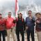 Penjabat Bupati Bogor Asmawa Tosepu saat mengibarkan bendera merah putih di Kawah Ratu Gunung Salak Pamijahan Kabupaten Bogor Jawa Barat, Kamis (1/8/2024). (Humas Pemkab Bogor)