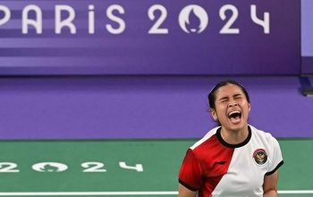 Ekspresi pebulu tangkis tunggal putri Indonesia Gregoria Mariska Tunjung usai meraih poin dari pebulu tangkis Thailand Ratchanok Intanon pada babak perempat final bulu tangkis tunggal putri Olimpiade Paris 2024 di Porte De La Chapella Arena, Paris, Prancis, Sabtu (3/8/2024). ANTARA FOTO/Wahyu Putro A/aww/pri.