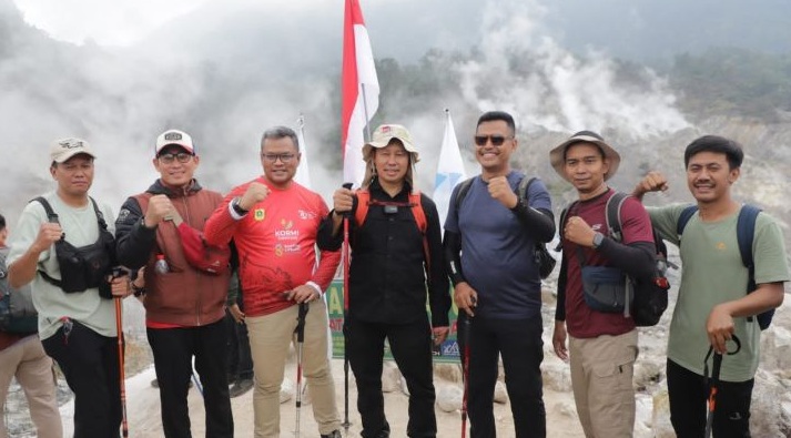 Penjabat Bupati Bogor Asmawa Tosepu saat mengibarkan bendera merah putih di Kawah Ratu Gunung Salak Pamijahan Kabupaten Bogor Jawa Barat, Kamis (1/8/2024). (Humas Pemkab Bogor)