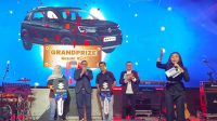 MERIAH: Pinca BRI Sukabumi, Duta Okki Wicaksono (tengah) secara simbolis menyerahkan hadiah grand prize II/2023 berupa dua unit mobil Suzuki/XL7 MT untuk dua pemenang kepada Kaunit BRI Sukabumi Timur, Elis dan Kaunit BRI Cisaat,Irfan Abdul Rohman pada acara PHS di Sapa Cafe, Sabtu (3/8/2024).