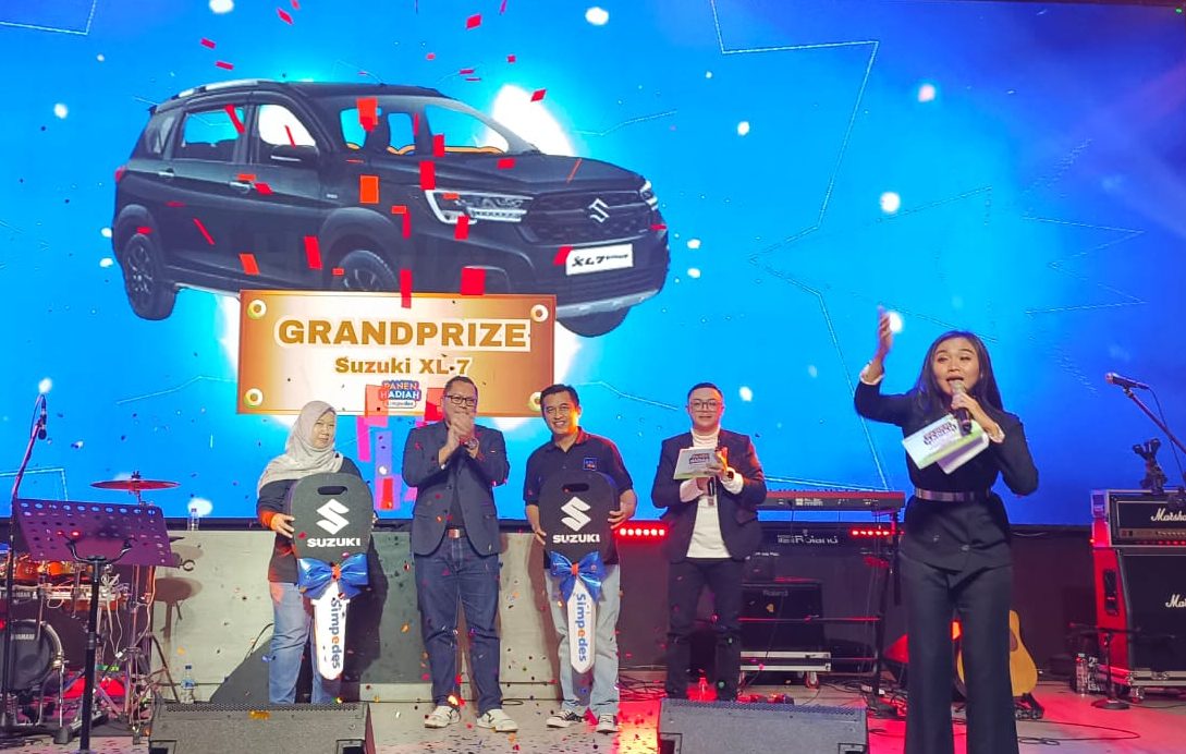 MERIAH: Pinca BRI Sukabumi, Duta Okki Wicaksono (tengah) secara simbolis menyerahkan hadiah grand prize II/2023 berupa dua unit mobil Suzuki/XL7 MT untuk dua pemenang kepada Kaunit BRI Sukabumi Timur, Elis dan Kaunit BRI Cisaat,Irfan Abdul Rohman pada acara PHS di Sapa Cafe, Sabtu (3/8/2024).