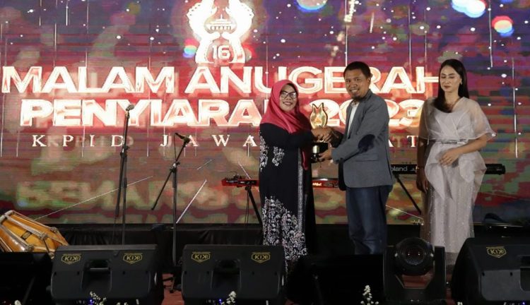 BANGGA: Pejabat Fungsional Pranata Humas Ahli Muda Diskominfo Kota Sukabumi yang juga penyiar LPPL Radio Swara Perintis, Sri Siswanti alias Mbak Tyas (kiri), saat menerima piala dan penghargaan sebagai Penyiar Terfavorit Jabar 2023 KPID Award Jabar 2023. (ist)