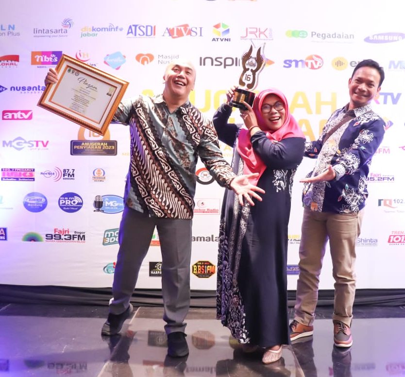 DUKUNGAN KUAT: Mbak Tyas foto bersama Kadiskominfo Kota Sukabumi, Rahmat Sukandar (kiri) dan Bidang Informasi dan Komunikasi Publik, Tantan Sontani.(ist)