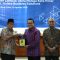 XLABS KLU : (ki-ka) Bupati Lombok Utara, H.Djohan Sjamsu, SH, Chief Enterprise Business Officer XL Axiata, Feby Sallyanto dan Head Regional Enterprise & Channel Management XL Axiata, Varid Airlangga pada saat penandatanganan MoU penerapan beragam solusi atau ICT yang terintegrasi di Kantor Bupati Lombok Utara, Nusa Tenggara Barat, Kamis (15/8).