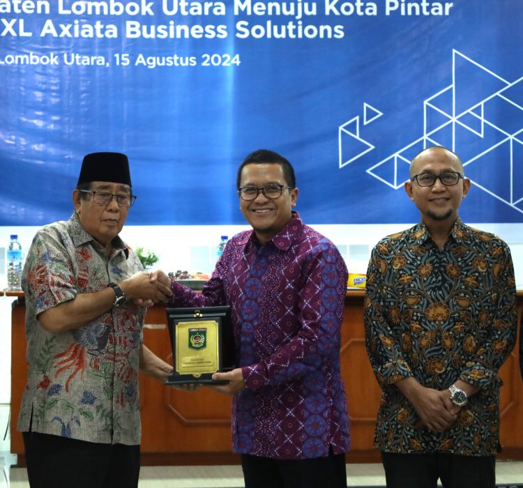 XLABS KLU : (ki-ka) Bupati Lombok Utara, H.Djohan Sjamsu, SH, Chief Enterprise Business Officer XL Axiata, Feby Sallyanto dan Head Regional Enterprise & Channel Management XL Axiata, Varid Airlangga pada saat penandatanganan MoU penerapan beragam solusi atau ICT yang terintegrasi di Kantor Bupati Lombok Utara, Nusa Tenggara Barat, Kamis (15/8).