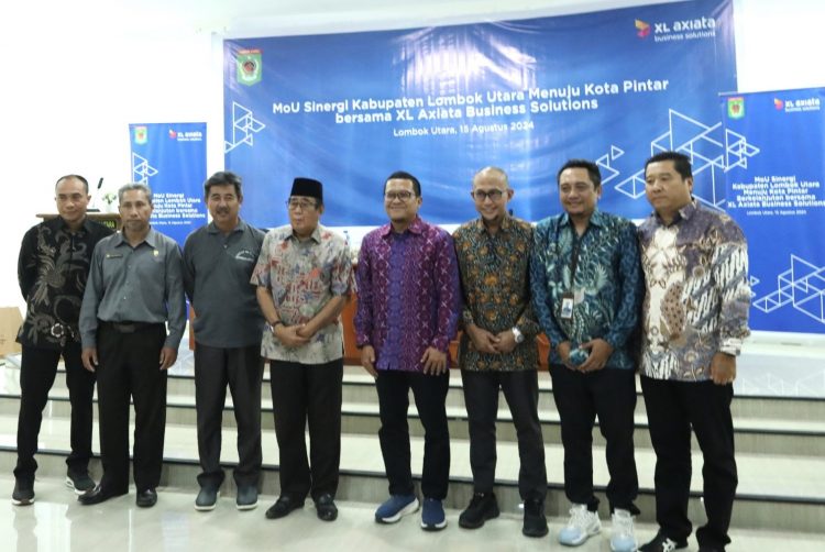 XLABS KLU2 : Bupati Lombok Utara, Djohan Sjamsu (empat dari kiri) dan jajaran bersama Chief Enterprise Business Officer XL Axiata, Feby Sallyanto (lima dari kiri) dan jajaran berfoto bersama pada saat penandatanganan MoU penerapan beragam solusi atau ICT yang terintegrasi di Kantor Bupati Lombok Utara, Nusa Tenggara Barat, Kamis (15/8).