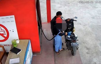 ILUSTRASI: Petugas SPBU sedang melayani konsumen yang membeli BBM di SPBU.
