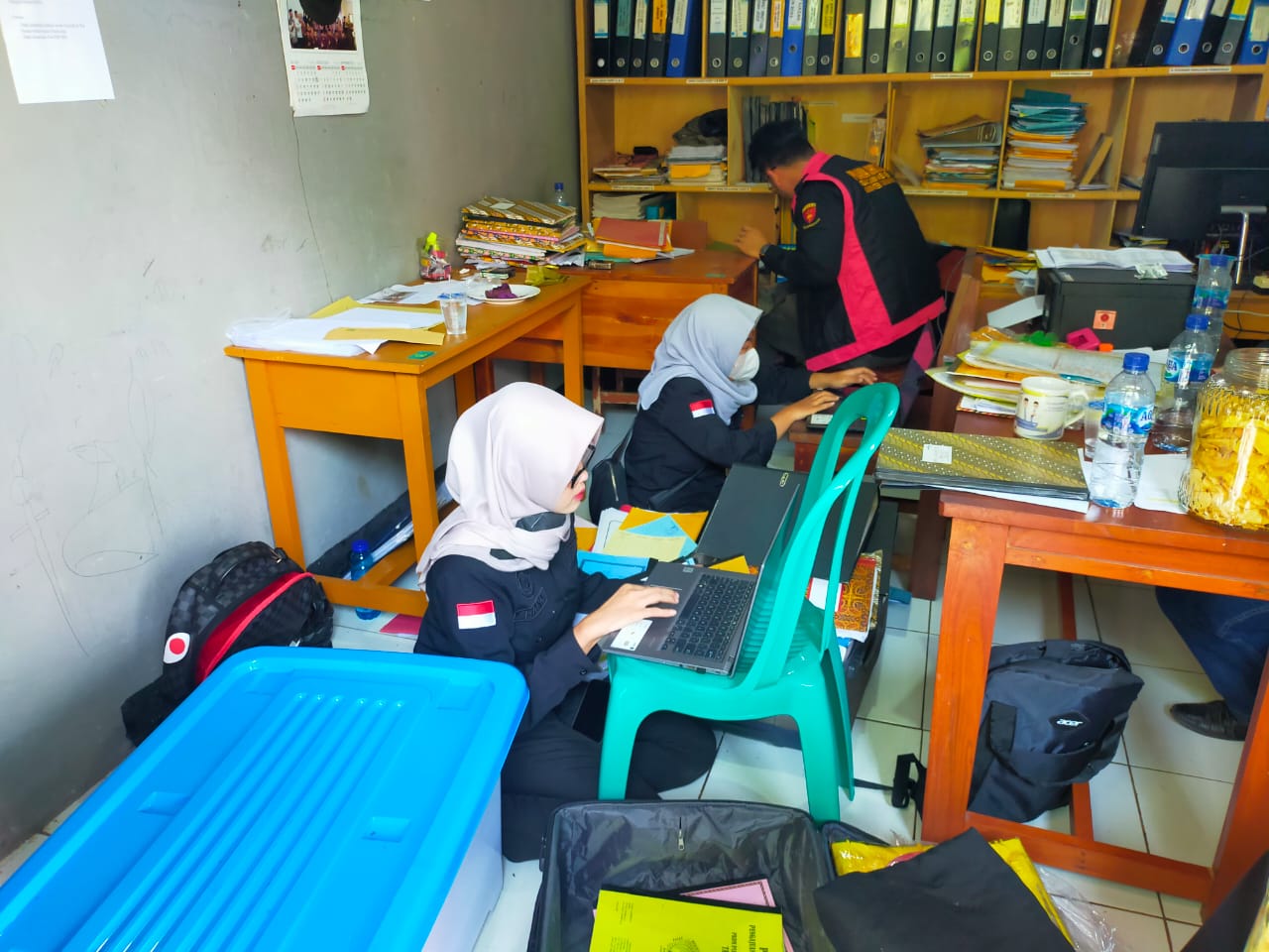 DIGELEDAH : Tim Penyidik Kejaksaan Negeri Kabupaten Sukabumi, saat menggeledah kantor PKBM Printis, tepatnya di Kampung Mata Air, RT 02/RW 09, Desa Ginanjar, Kecamatan Ciambar, Kabupaten Sukabumi.(FOTO : UNTUK RADAR SUKABUMI)