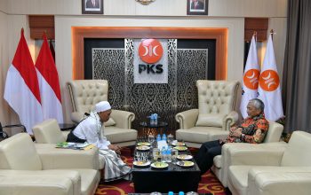 SILATURAHMI : Sekum MUI Kabupaten Sukabumi, KH. Ujang Hamdun saat silaturahmi dengan Presiden PKS H. Ahmad Syaikhu di kantor DPP PKS, tepatnya di Jalan TB Simatupang, Nomor 82, Jakarta Selatan, pada beberapa waktu lalu.(FOTO : UNTUK RADAR SUKABUMI)
