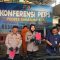 DIAMANKAN: Kapolres Sukabumi Kota AKBP Rita Suwadi saat memperlihatkan sejumlah barang bukti yang berhasil diamankan, Kamis (8/8).(FT: BAMBANG/RADARSUKABUMI)