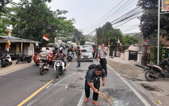 OLAH TKP : Petugas Polres Sukabumi, saat olah TKP laka maut di Jalan Raya Sukabumi-Bogor, tepatnya di Kampung Sundawenang, RT 31/13, Desa Sundawenang, Kecamatan Parungkuda, Kabupaten Sukabumi pada Rabu (21/08) sore.(FOTO : UNTUK RADAR SUKABUMI)