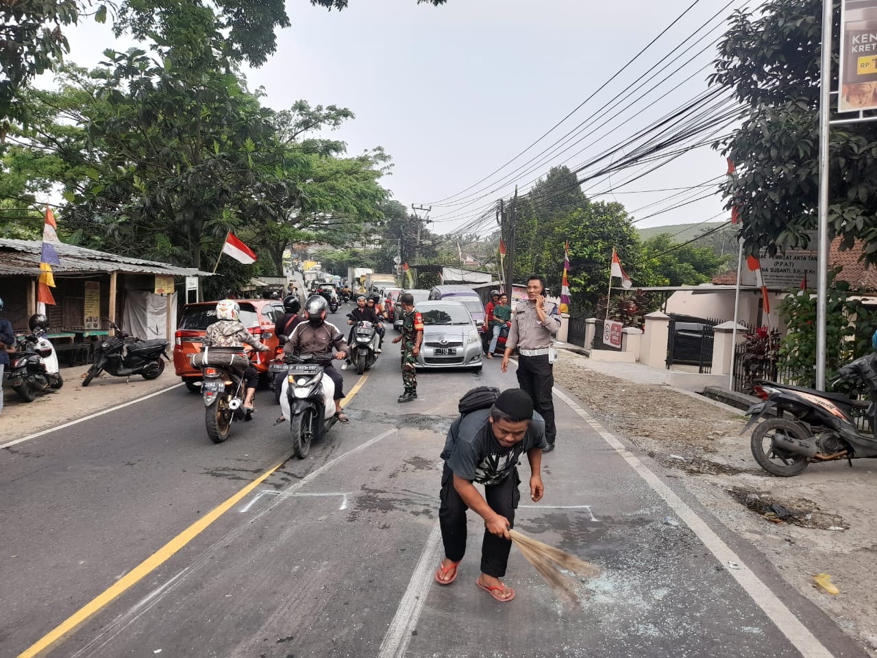 OLAH TKP : Petugas Polres Sukabumi, saat olah TKP laka maut di Jalan Raya Sukabumi-Bogor, tepatnya di Kampung Sundawenang, RT 31/13, Desa Sundawenang, Kecamatan Parungkuda, Kabupaten Sukabumi pada Rabu (21/08) sore.(FOTO : UNTUK RADAR SUKABUMI)