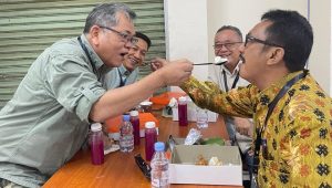 Bikin Adem, Momen Ketika Asep Japar Saling Menyuapi Zainul yang Merupakan Rival di Pilkada Sukabumi