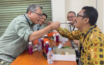 AKRAB :  Dua pasangan bakal calon (Bacalon) Bupati dan Wakil Bupati, Iyos Somantri-Zainul dan Asep Japar-Andreas saat bertemu di RSHS Bandung, bacalon Wakil Bupati Zainul akrab dengan Asep Japar dengan saling menyuapu nasi.(foto : ist)