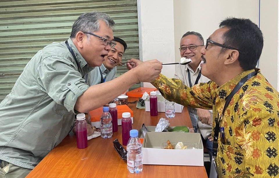 AKRAB :  Dua pasangan bakal calon (Bacalon) Bupati dan Wakil Bupati, Iyos Somantri-Zainul dan Asep Japar-Andreas saat bertemu di RSHS Bandung, bacalon Wakil Bupati Zainul akrab dengan Asep Japar dengan saling menyuapu nasi.(foto : ist)