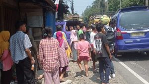 Detik-detik Angkot di Parungkuda Diseruduk Mobil Colt Diesel, Delapan Orang Terluka