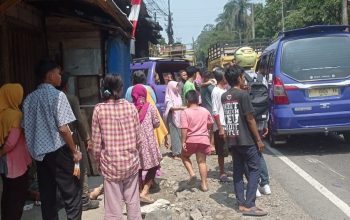 RUSAK : Kondisi belakang mobil Angkot Trayek Cibadak - Cicurug, rusak setelah diseruduk mobil Colt Diesel di Jalan Raya Sukabumi - Bogor, tepatnya di Kampung Sundawenang, RT 13/RW 06, Desa Sundawenang, Kecamatan Parungkuda, Kabupaten Sukabumi pada Jumat (16/08) siang.