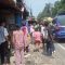 RUSAK : Kondisi belakang mobil Angkot Trayek Cibadak - Cicurug, rusak setelah diseruduk mobil Colt Diesel di Jalan Raya Sukabumi - Bogor, tepatnya di Kampung Sundawenang, RT 13/RW 06, Desa Sundawenang, Kecamatan Parungkuda, Kabupaten Sukabumi pada Jumat (16/08) siang.