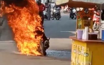 TERBAKAR : Kobaran api menghanguskan motor di alun alun Palabuhanratu.(FOTO : Tangkapan Layar)