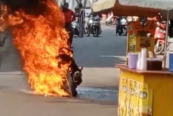 TERBAKAR : Kobaran api menghanguskan motor di alun alun Palabuhanratu.(FOTO : Tangkapan Layar)