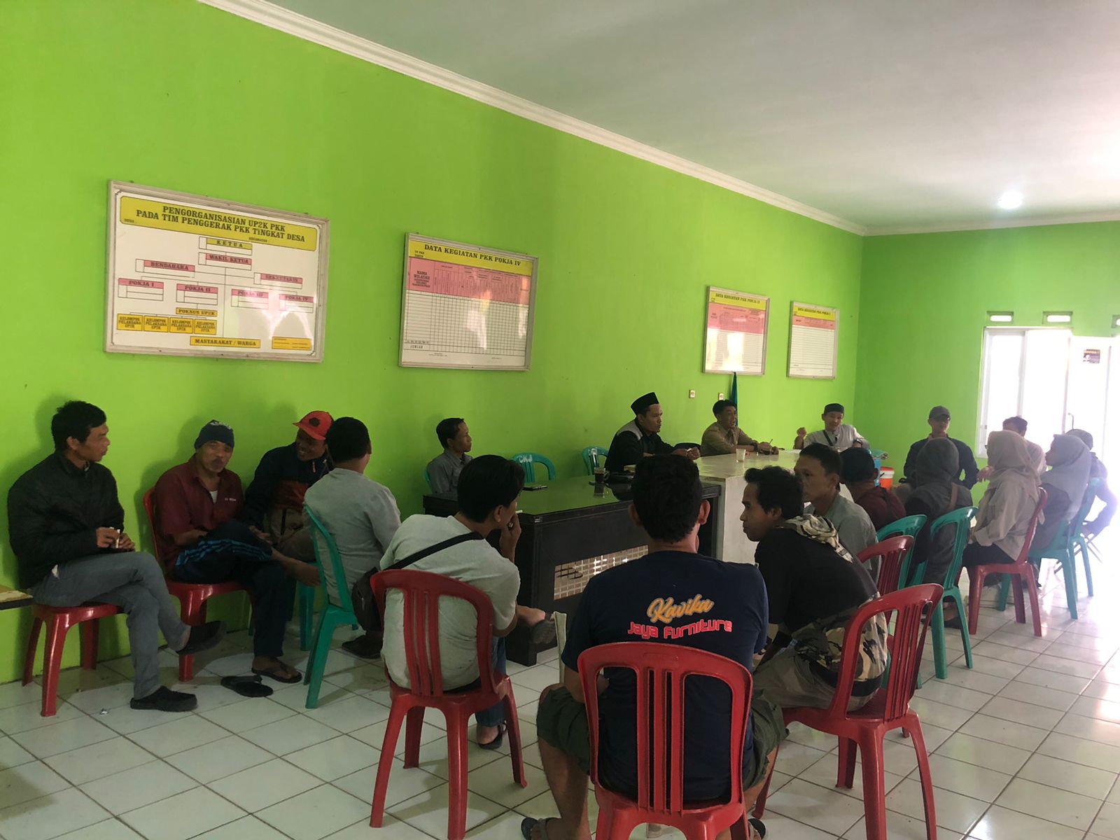 AUDENSI : Warga Lebak Muncang, saat audensi dengan Ketua BPD dan pemerintah Desa Cikujang pada Selasa (13/08).(FOTO : DENDI/RADAR SUKABUMI)