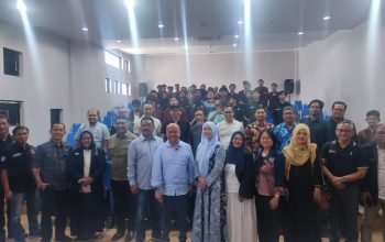 FOTO BERSAMA : Bakal Calon Gubernur Jawa Barat, Ilham Akbar Habibie saat berkunjung ke Kabupaten Karawang. (foto : ist)