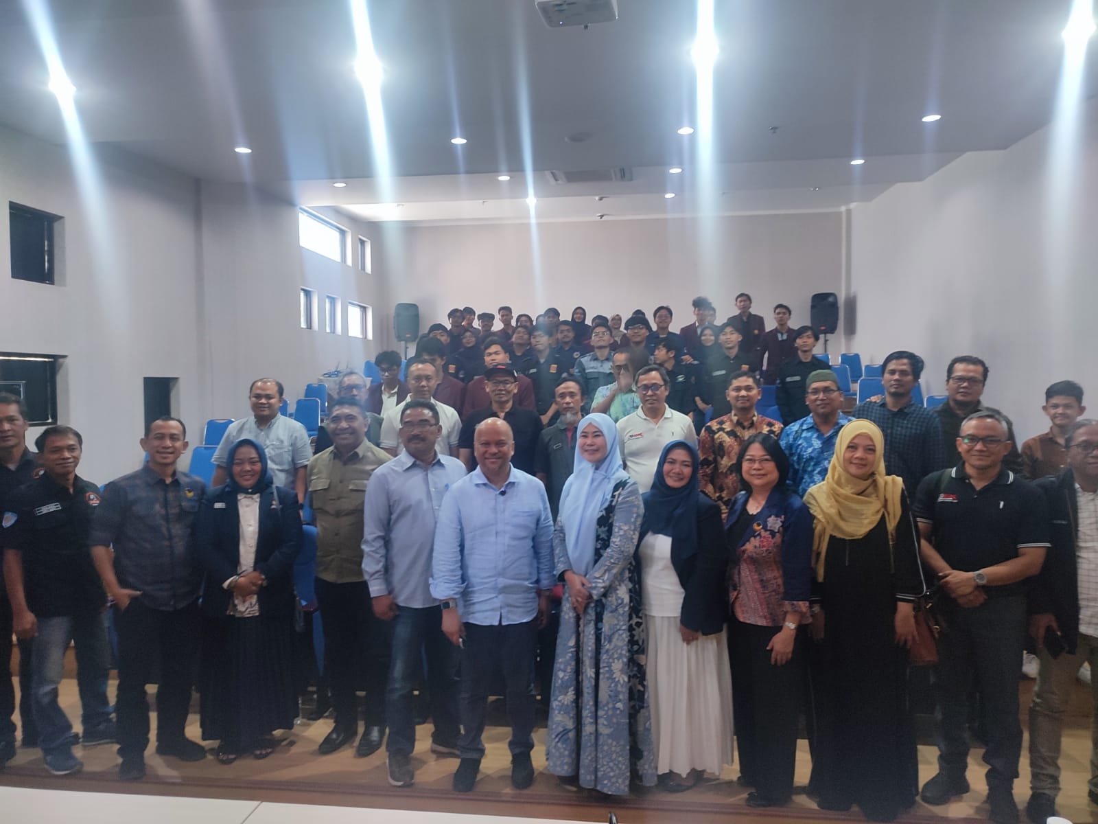 FOTO BERSAMA : Bakal Calon Gubernur Jawa Barat, Ilham Akbar Habibie saat berkunjung ke Kabupaten Karawang. (foto : ist)