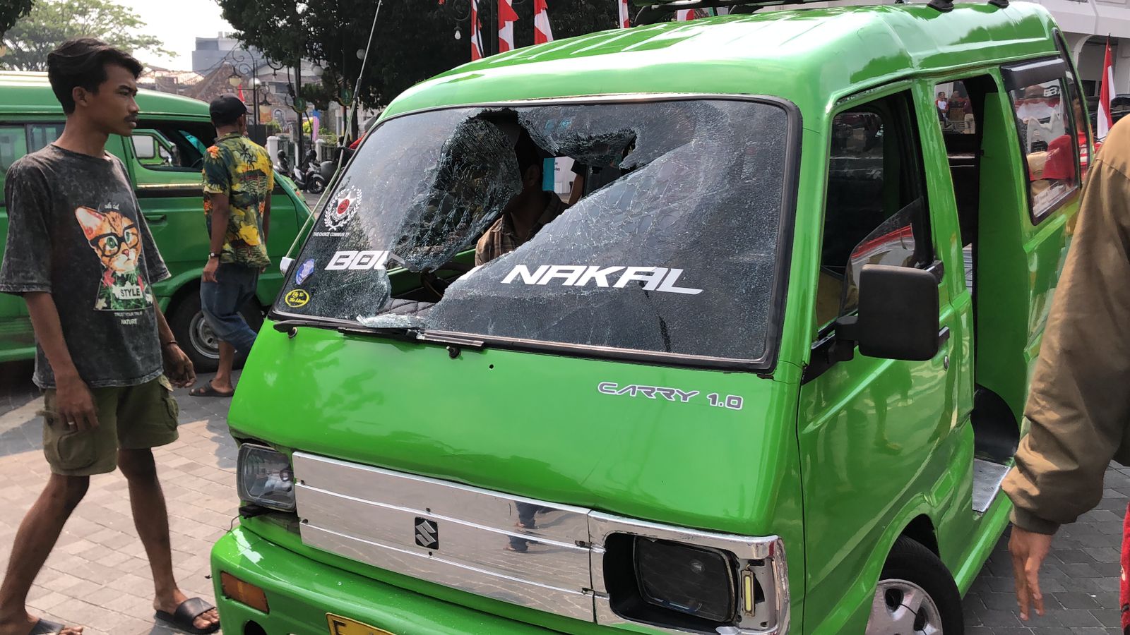 RUSAK PARAH : Salah satu kendaraan Angkutan Kota (Angkot) yang terpalkir menjadi amukan pengemudi ojek online yang mengalami rusak dibagian kaca depan. (FT: BAMBANG/RADARSUKABUMI)