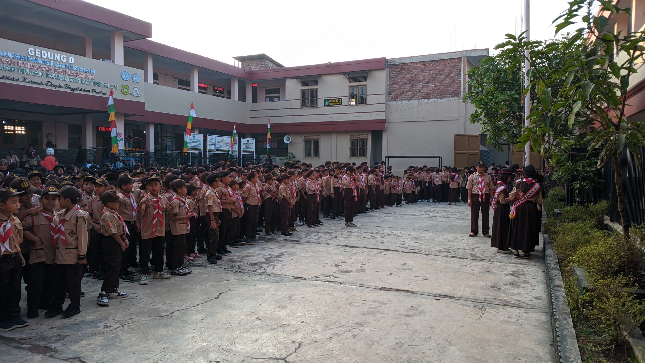PENUH KHIDMAT : Siswa MI Baitussalam saat engikuti egiatan upcara peringatan hari Pramuka ke-63. (FOTO : dok/radarsukabumi)